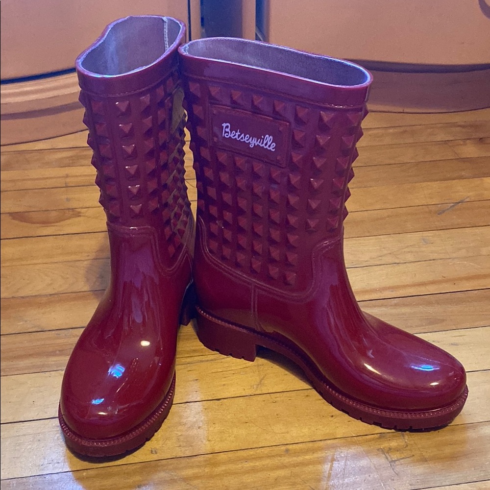 Studded Betsey Johnson rain boots in Red